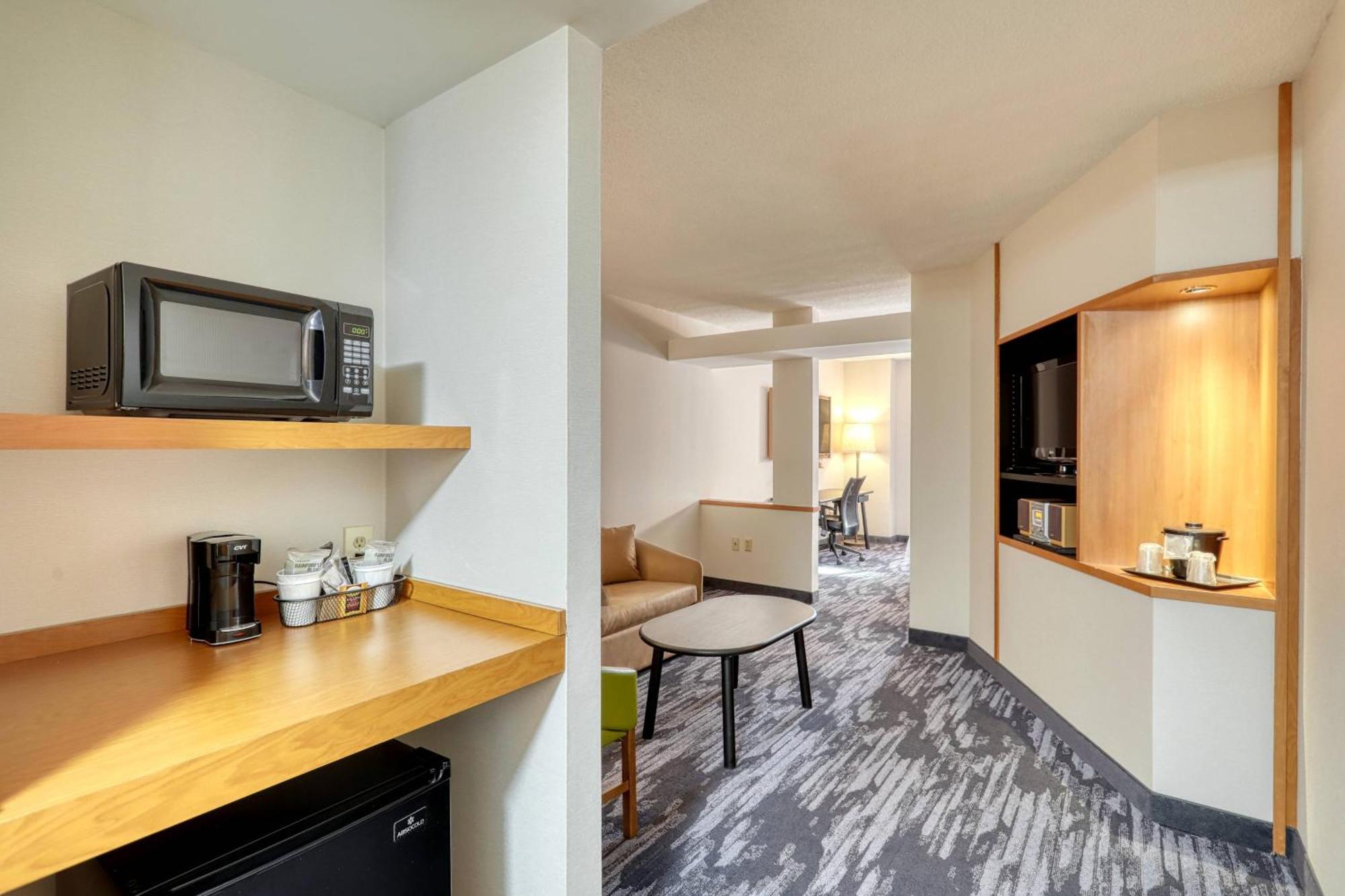 Fairfield Inn & Suites Woodbridge Avenel Bagian luar foto