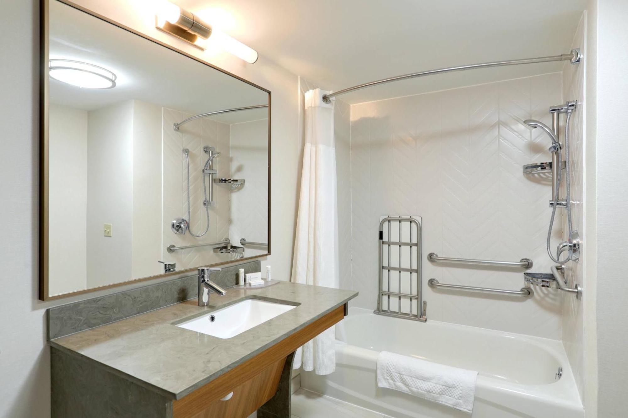 Fairfield Inn & Suites Woodbridge Avenel Bagian luar foto