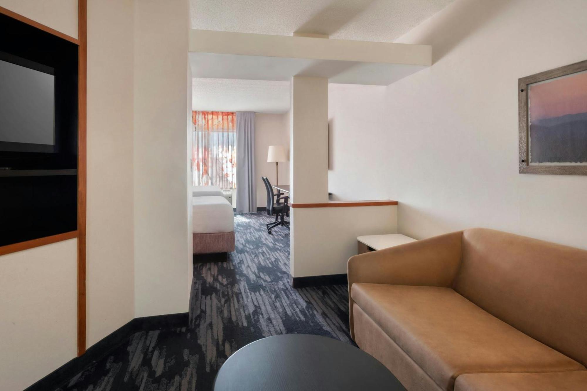 Fairfield Inn & Suites Woodbridge Avenel Bagian luar foto