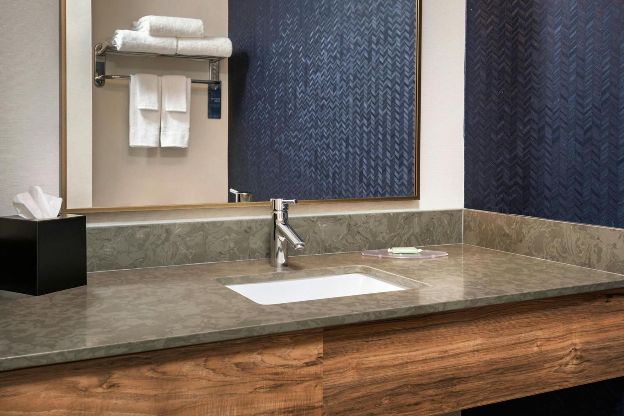 Fairfield Inn & Suites Woodbridge Avenel Bagian luar foto