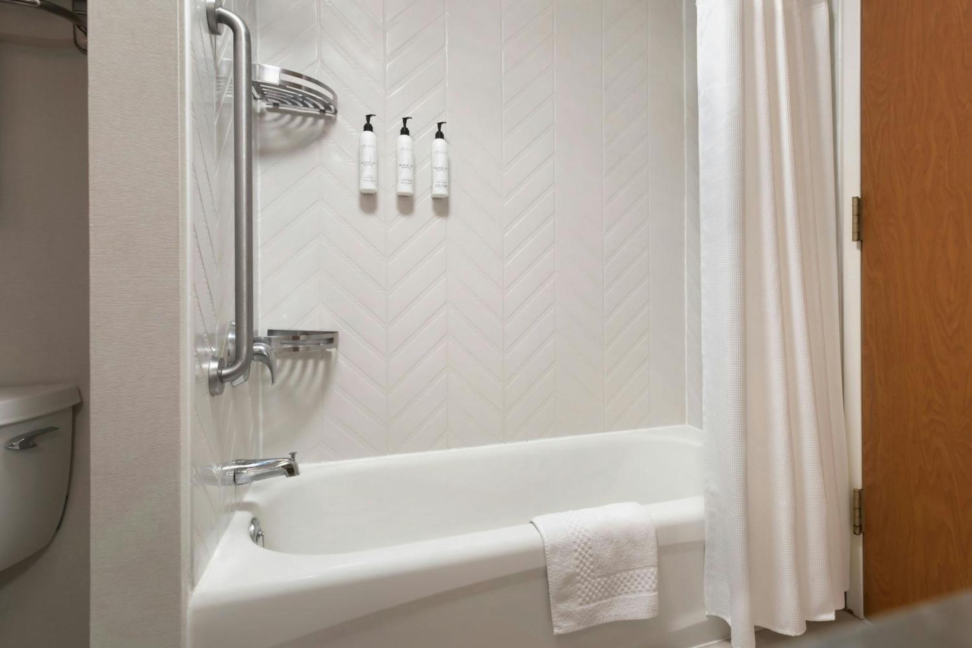 Fairfield Inn & Suites Woodbridge Avenel Bagian luar foto